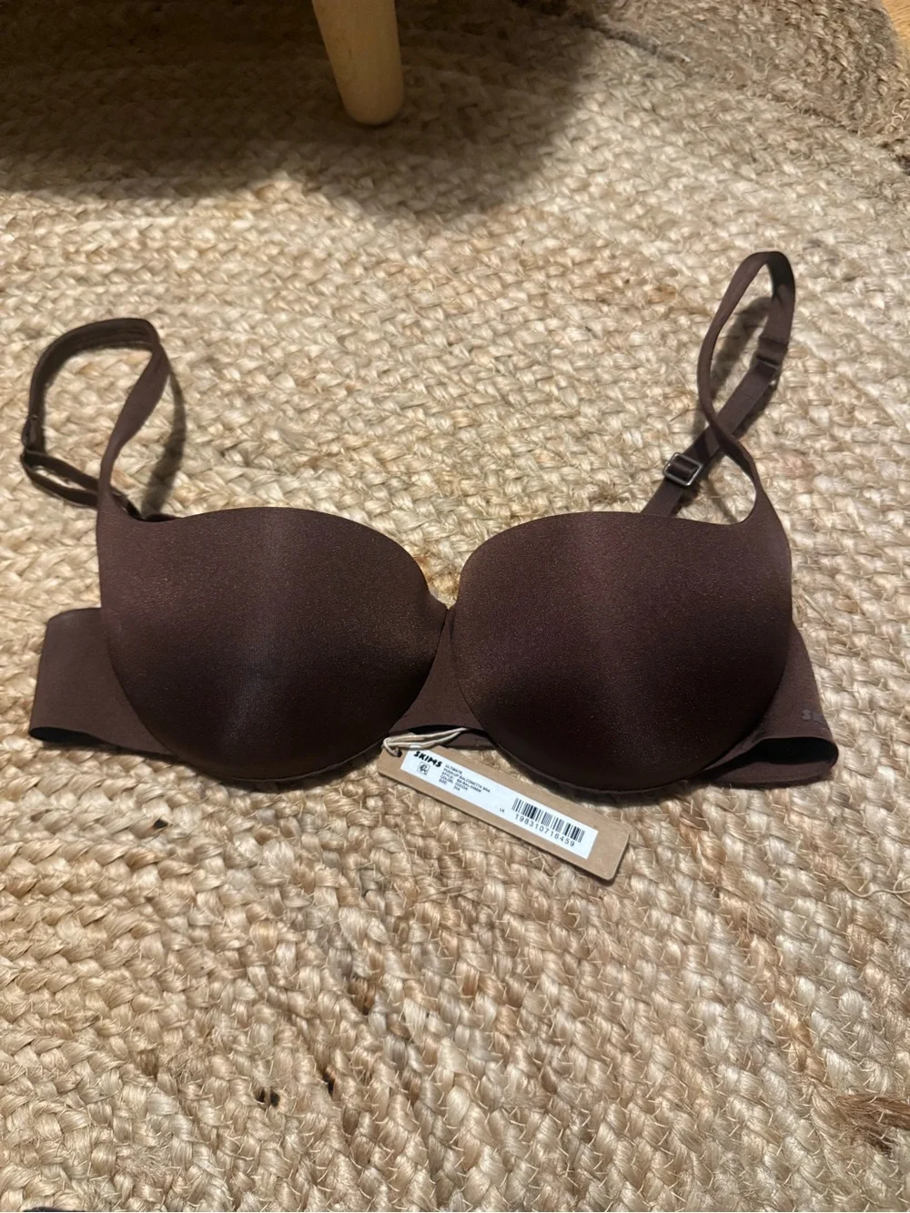 SKIMS Smooth Molded Bra in Dark Brown
